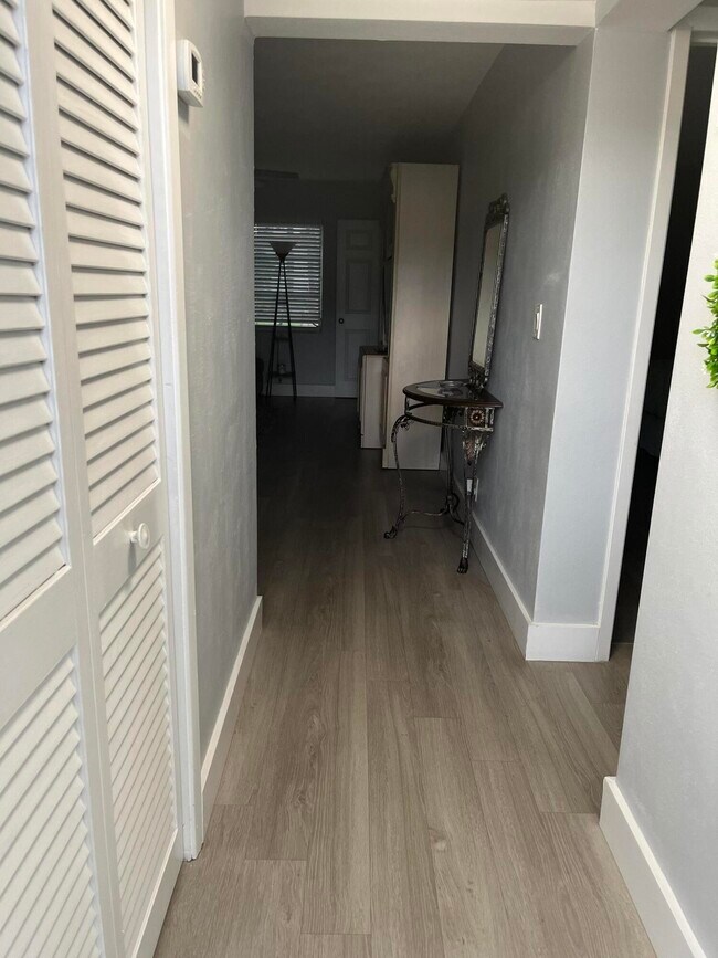 Building Photo - 143 West Ct