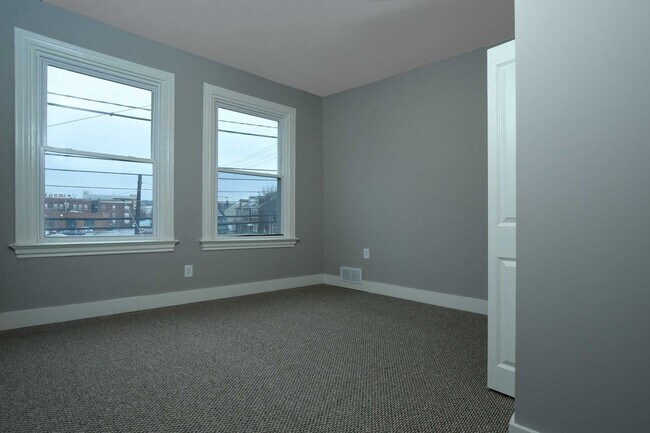 Building Photo - 4 bedroom in South Side