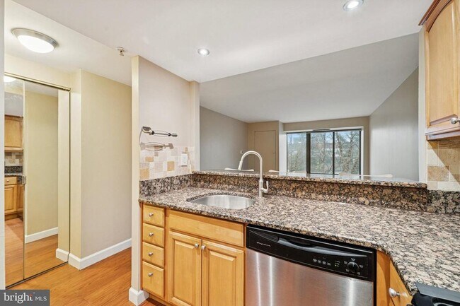 Building Photo - 2001 Hamilton St