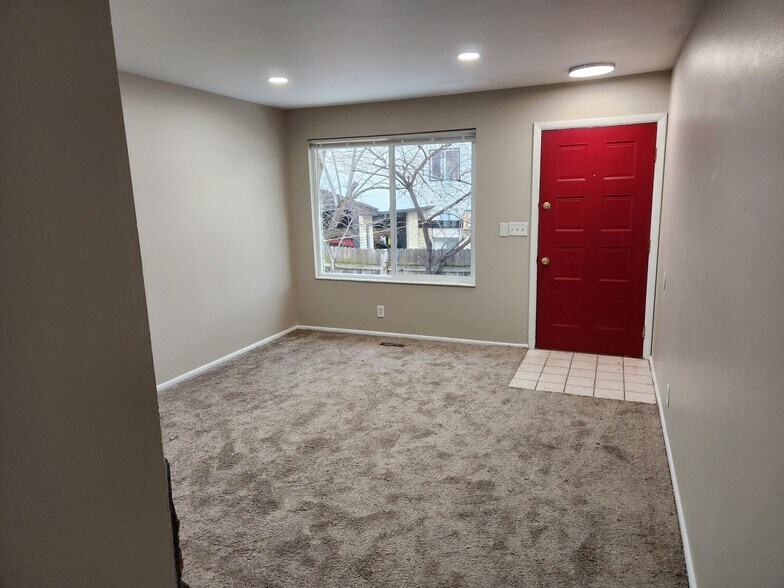 Building Photo - 2112 E Donegal Cir