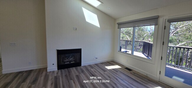 Building Photo - large custom home with peek a boo ocean views