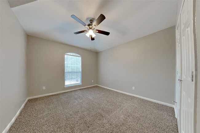 Building Photo - 21405 Surrey Glen Ct