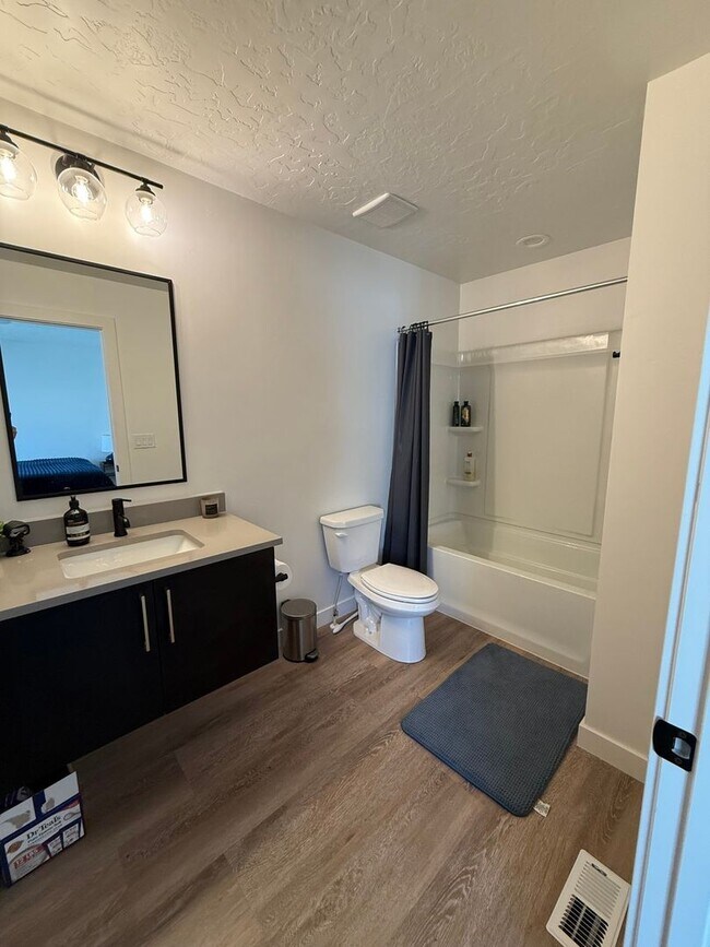 Building Photo - Charming 2BR Townhome in Centerville