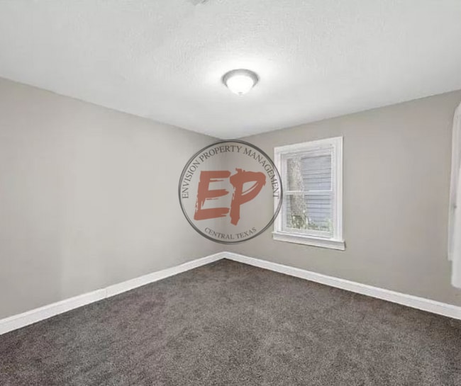 Building Photo - 213 N Oak Dr