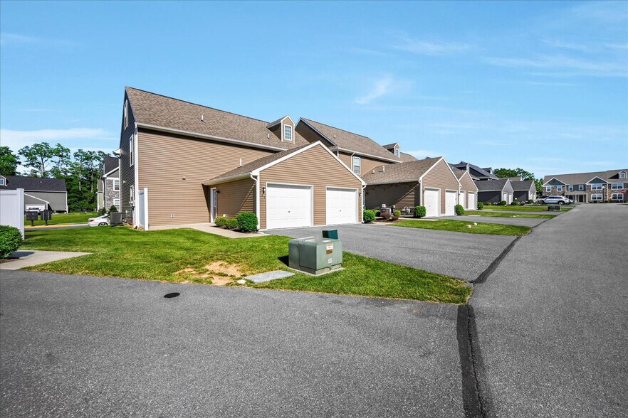 Building Photo - 721 Farmwood Ln