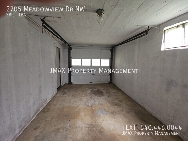 Building Photo - 2705 Meadowview Dr NW