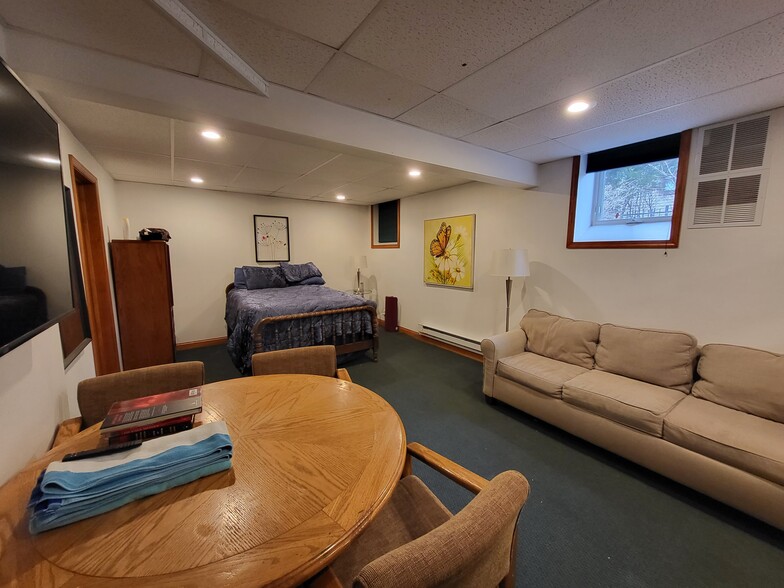 Cozy yet spacious living space. - 1317 Summit Ave