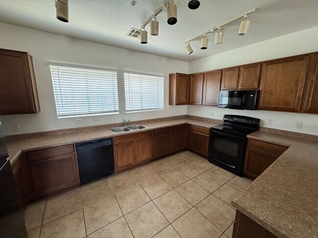 Building Photo - 4 Bedroom - 3.5 Bath Townhome in Gilbert
