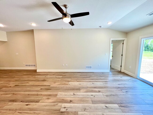 Building Photo - Newly built 3-bedroom duplex in Irvine Acres!