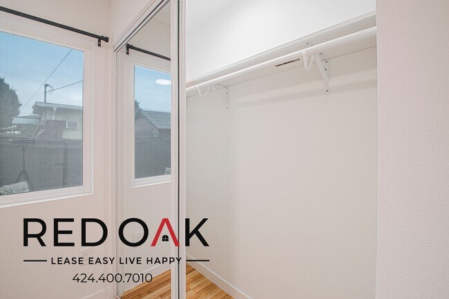 Building Photo - 856 W 47th St