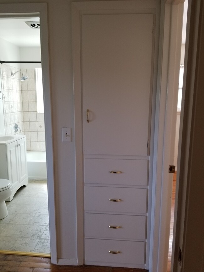 Building Photo - Occupied, do not disturb tenants. 2br duplex with carport and stackable washer/dryer included!