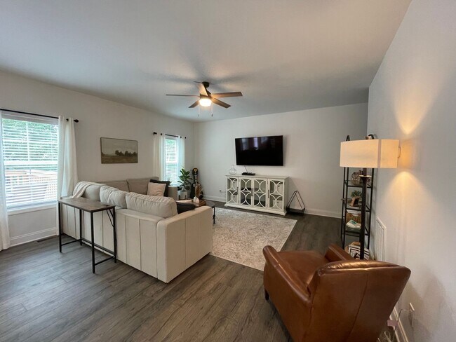 Building Photo - Beautiful 4 BR House in Nicholasville! All...