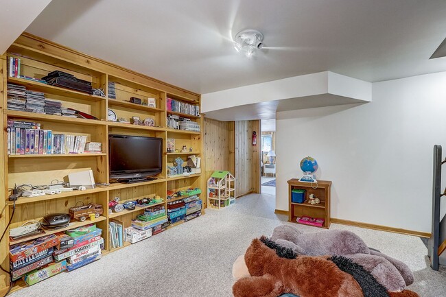 Building Photo - Charming Bi-Level Home in Sunset Village -...