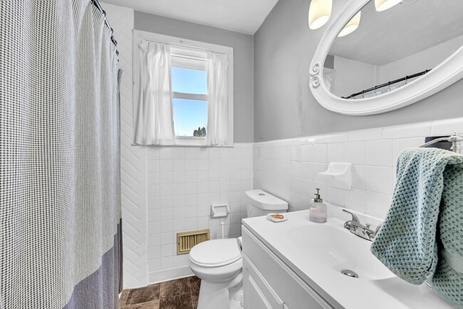 Building Photo - 215 Aster Dr