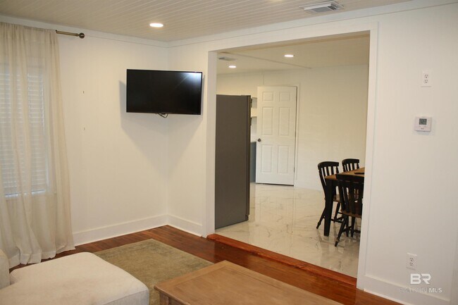 Building Photo - 852 Prospect Ave