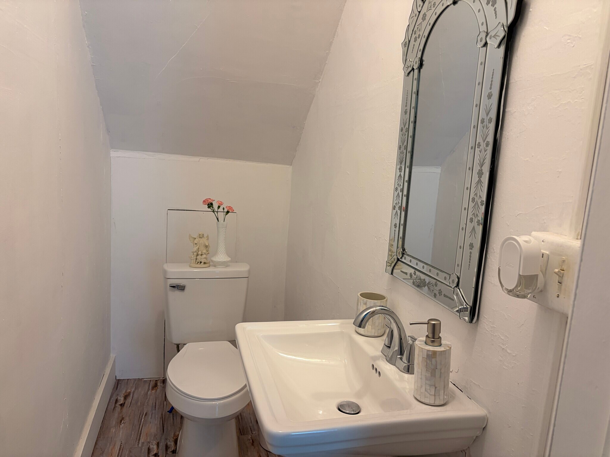 Building Photo - 618 E Gansevoort St
