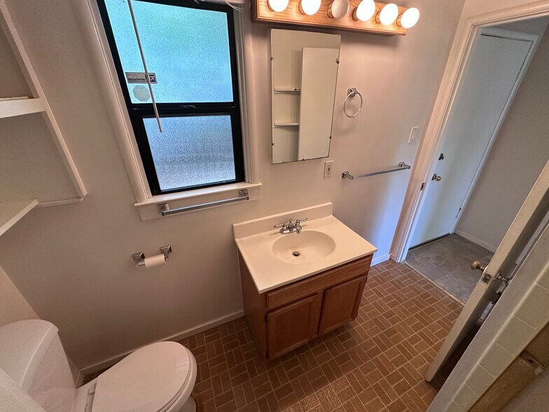 Bathroom - 917 Henrietta St