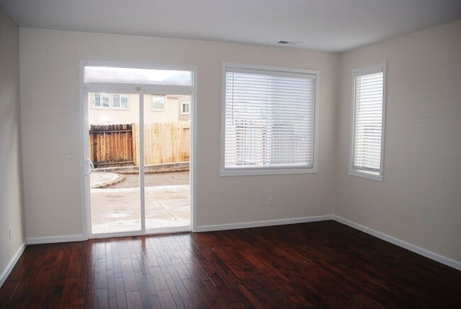 Building Photo - Rancho Bravo Single Story 4 BR/2 Bath/2 Car Garage in South Reno