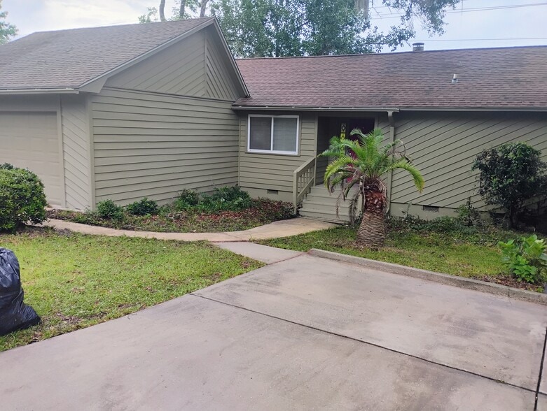 Building Photo - 3058 Bayshore Dr