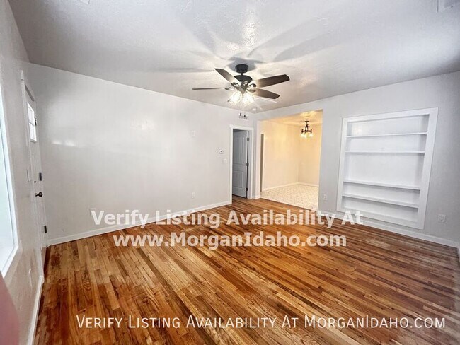 Building Photo - 305 E Teena St