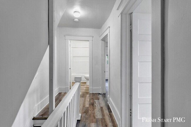 Building Photo - Charming 3-Bedroom Home with Spacious Livi...