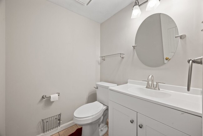 Building Photo - Townhouse, 2 bedroom, 2.5 baths in Yorktow...