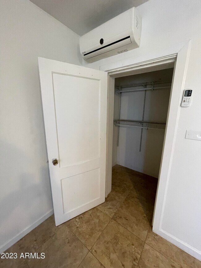 Building Photo - 1308 E Monroe St