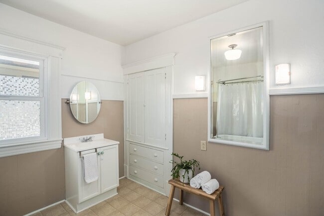 Building Photo - 1518 SE Poplar Ave