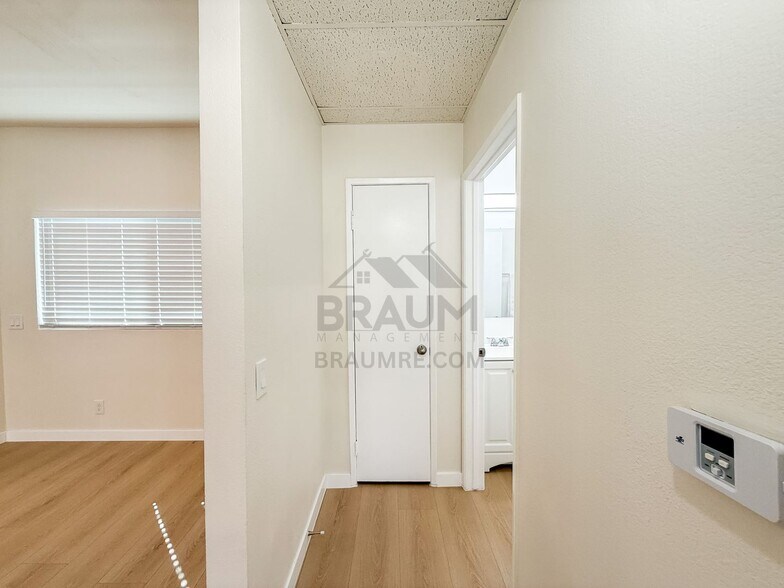 Building Photo - 11459 Collins St