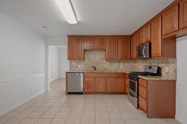 Building Photo - 7009 Isabelle Dr