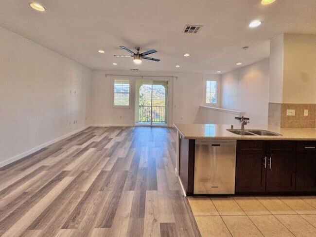 Building Photo - 2-bedroom, 2-bathroom condo in the Sunset Ridge community of Granada Hills