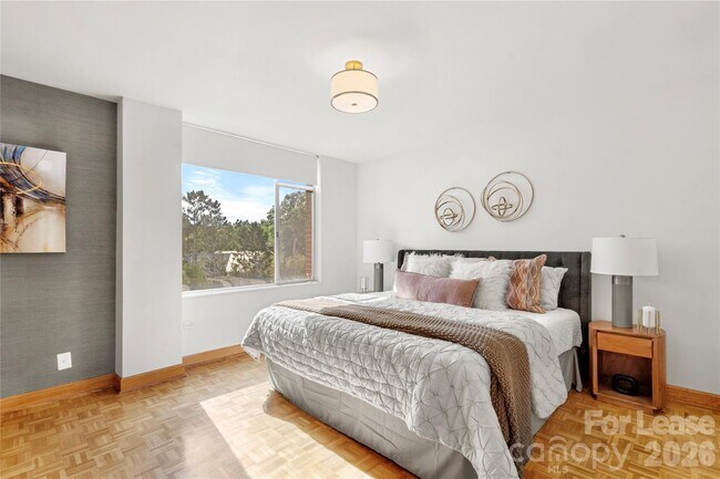 Building Photo - 1300 Queens Rd