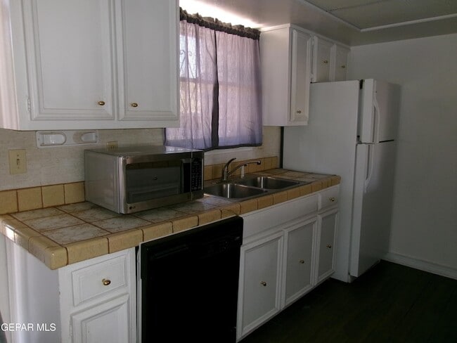 Building Photo - 6700 ESCONDIDO Dr