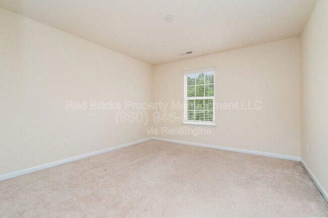 Building Photo - 493 Twelve Oaks Ln