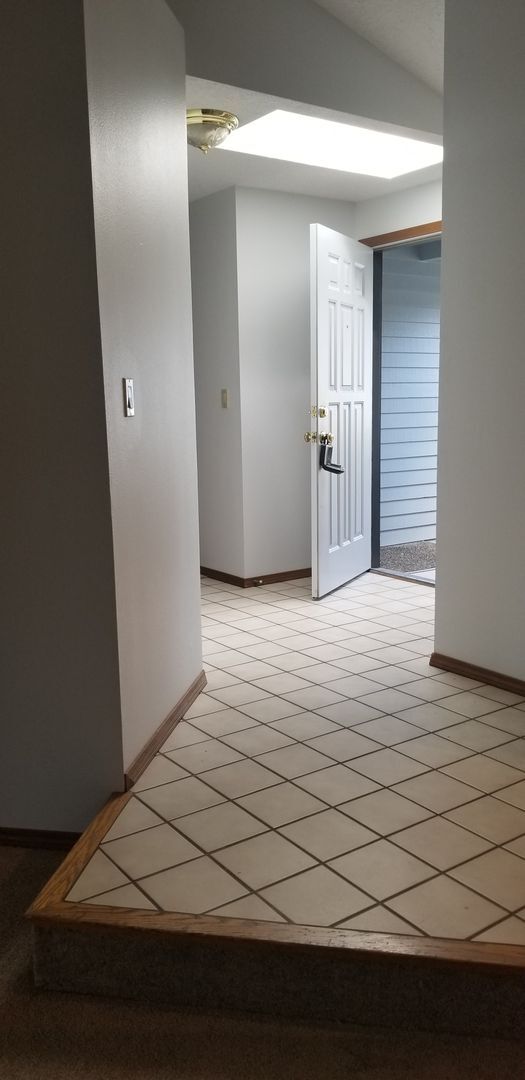 Building Photo - 3 BEDROOM CLOSE TO TIGARD HIGH SCHOOL