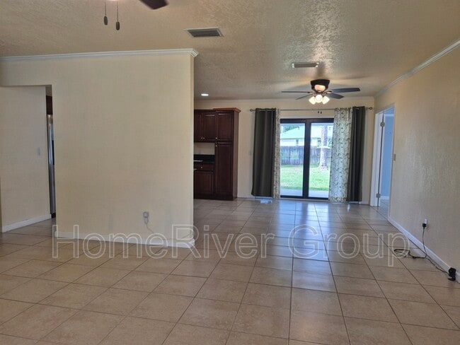 Building Photo - 143 SW Tulip Blvd