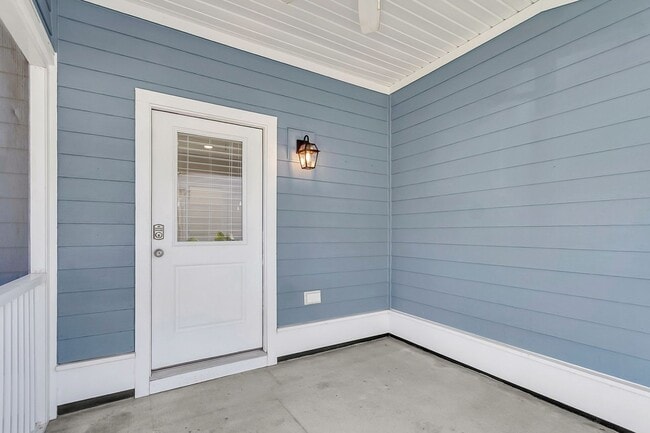 Building Photo - Stunning 3-Bed / 2.5-Bath Home in Park Cir...