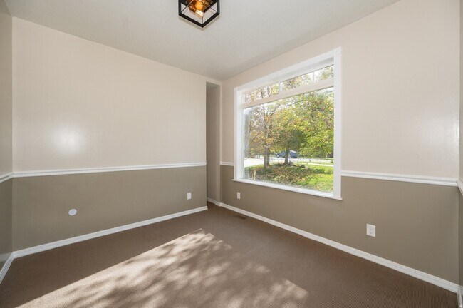 Building Photo - 857 Southfork Dr