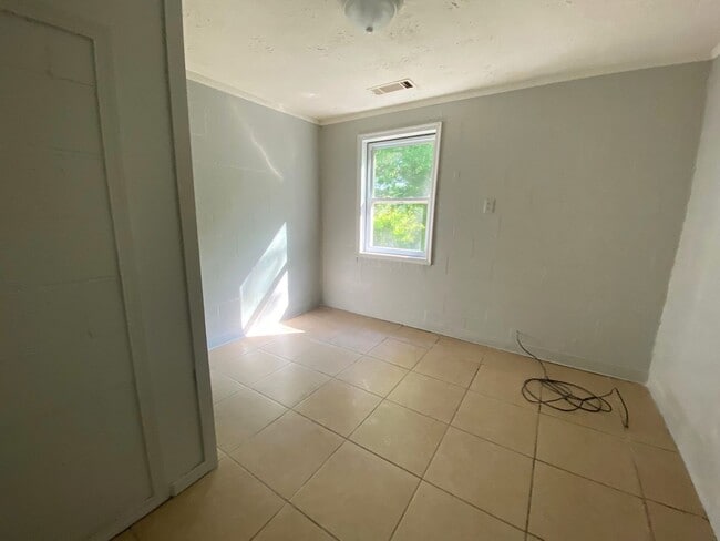 Building Photo - 150 W Carver Dr
