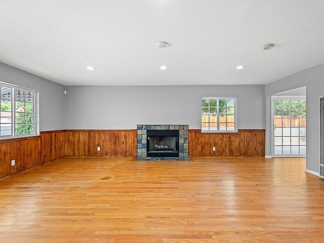 Building Photo - "Spacious 4-Bed, 3-Bath Oasis in Prime Los Angeles Location - 2080 Sq Ft of Comfort!"