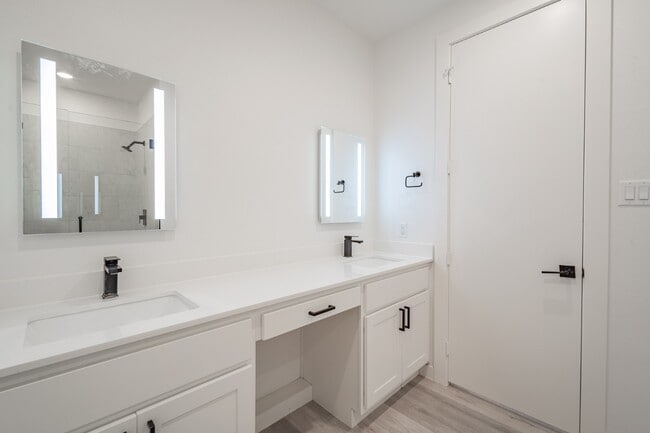 Building Photo - Gated Luxury Townhomes with yard + Roof Patio