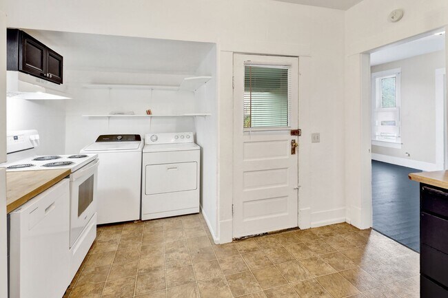 Building Photo - $1,000 Grocery Store Gift Card! 4 Bedroom, 1 bathroom Home in the York neighborhood for Rent!