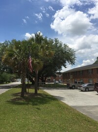 Building Photo - Twin Oaks Apartments