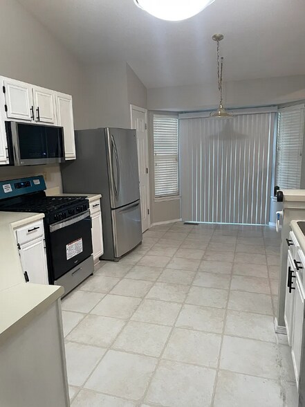 Building Photo - 914 Shandra Dr