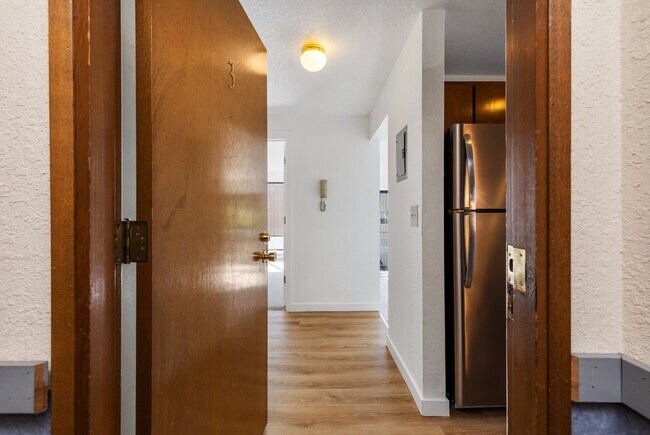 Building Photo - Spacious 1 Bedroom Apartment w/ Parking in...