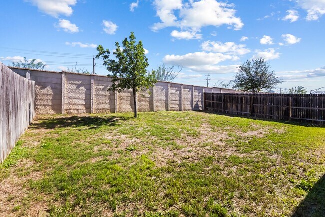 Building Photo - Well-Maintained 3-Bedroom Home – Ideal for Students & Professionals!