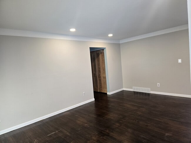 Building Photo - 1111 N Kenwood Ave