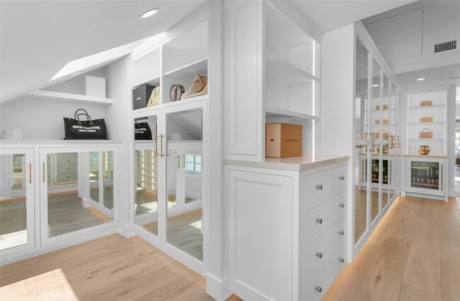 Building Photo - 2401 Bayshore Dr