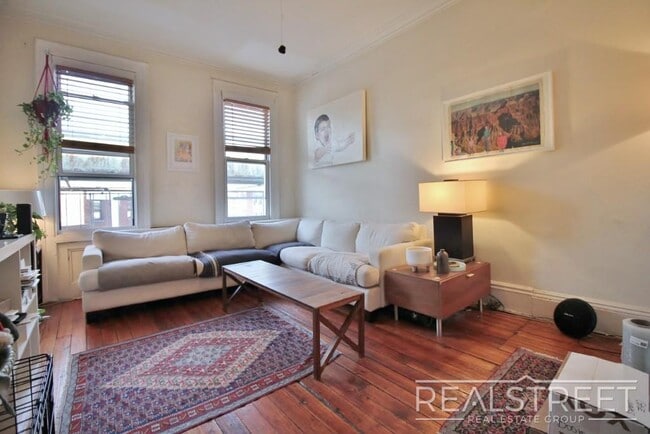 Building Photo - Spacious 1.5 BED in Bushwick/East Williams...