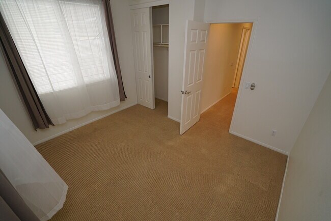 Building Photo - Creekside 3 Bedroom Rental Home in Valencia!